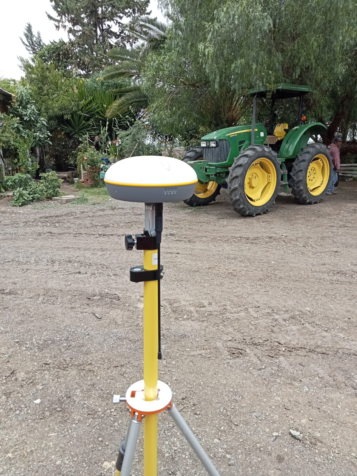 Estación base RTK instalada en campo