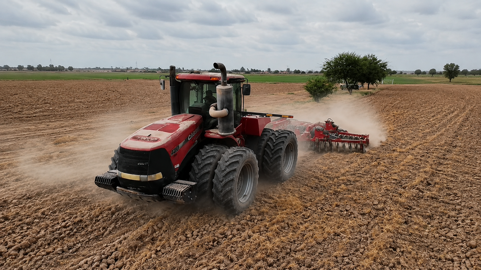 Tractor rojo con potencia optimizada trabajando en campo